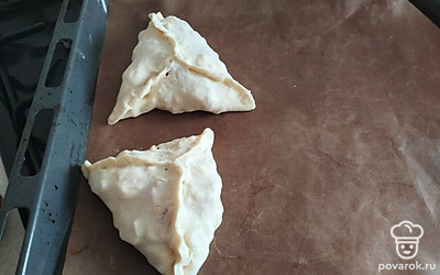 Выкладываем на противень и отправляем в духовку на 25 минут при 180 градусах. 