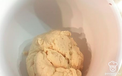 Смешать закваску, молоко, сахар, муку, соль и масло.