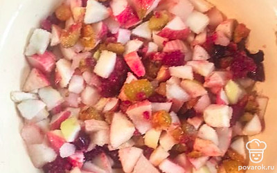 Нарезать фрукты.