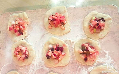 Раскатать тесто и выложить начинку.