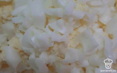 Нарежьте отварные яйца. 