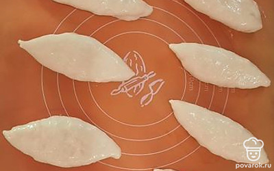 Пирожки выложите на противень, смажьте яйцом.