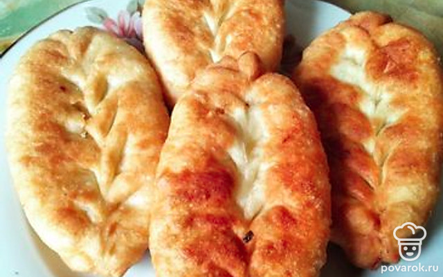 Румяные пирожки с картошкой, луком и зеленью в духовке — Рецепт с фото