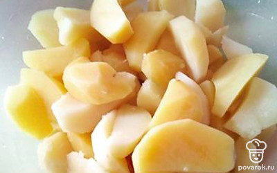 Отварить картофель. 