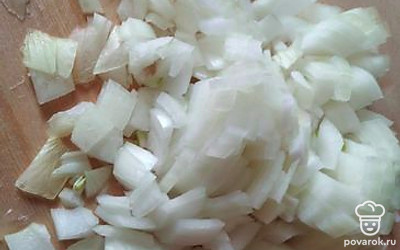 Нарезать лук.