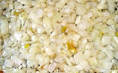 Пожарить лук.