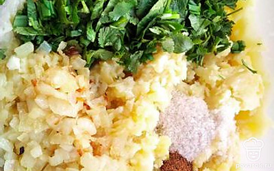 Картофель, зелень, лук, соль и перец соединить. 