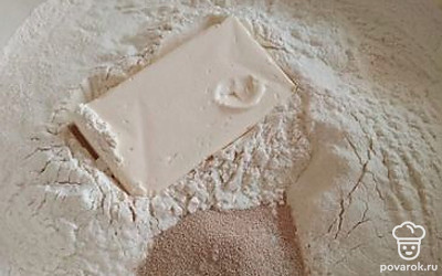 Масло, дрожжи и муку перемешать.