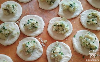 Сделать кругляшки, выложить в середину начинку.