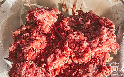 Разморозьте фарш и смешайте со специями.