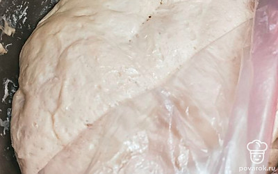 Тесто замешайте и накройте пленкой.