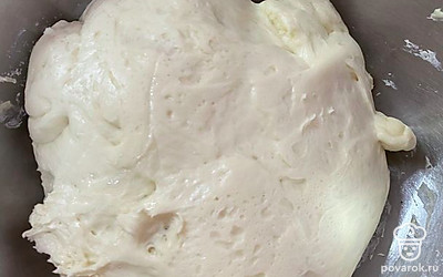 Спустя 15 минут откройте тесто, если оно поднялось.