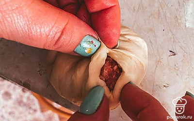 Слепите беляши, аккуратно защипывая тесто, чтобы фарш не вываливался.