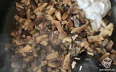 Грибы и лук мелко нарезать, обжарить на растительном масле, в конце добавить сметану, перемешать и потушить пару минут.