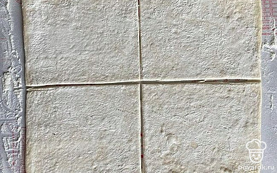 Тесто раскатать до квадрата около 30 см стороной.