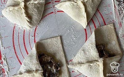 Разрезать на 4 части, разложить начинку, слепить пирожки. 