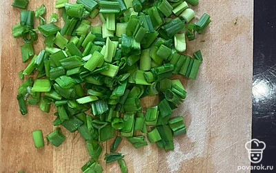 Нарезать зелёный лук.