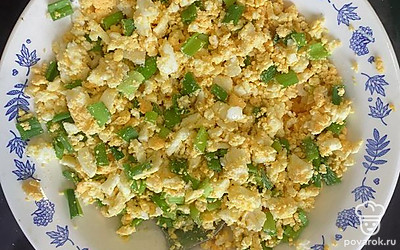 Порезать яйца и смешать с луком, добавить шепотку соли. 