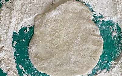 Из теста сделать небольшой кружок.