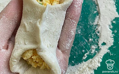 Положить в тесто начинку. И закрепить края теста. 