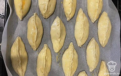 Сделать так все пирожки. Переложить на противень и смазать сбитым яйцом. Затем поставить в духовку на 20 минут при 180 градусах. 