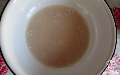 Растворяем дрожжи в тёплой воде с сахаром. Ждём 10 минут, до поднятия дрожжей. 