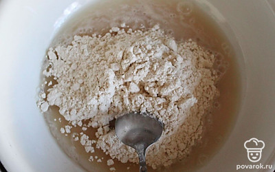 После поднятия дрожжей добавляем остальные ингредиенты: соль, растительное масло, яйцо и муку. Замешиваем упругое тесто. 