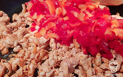 Разогреваем духовку, режем мелким кубиком куриную грудку и болгарский перец. Обжариваем на высокой температуре курицу 5 минут, добавляем к ней нарезанный перец и продолжаем жарить еще 5 минут, часто перемешивая. Выключаем плиту, добавляем молотую сладкую паприку, перемешиваем все ингредиенты и накрываем крышкой. 