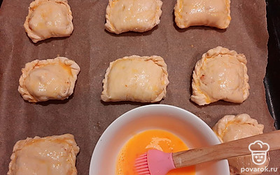 Залепляем пирожок удобным способом. Чтобы пирожок получился золотистого цвета, перед тем, как отправить его в духовку, нужно смазать поверхность сырым яйцом. Отправляем в духовку на 15 минут при 180 градусах. Пирожки получаются очень вкусные и необычные, с пикантной начинкой и тянущимся сыром.