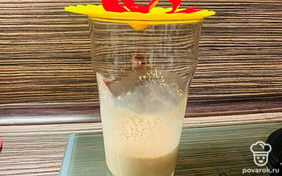 Смешайте дрожжи, сахар и теплое молоко. Дождитесь образования пены.