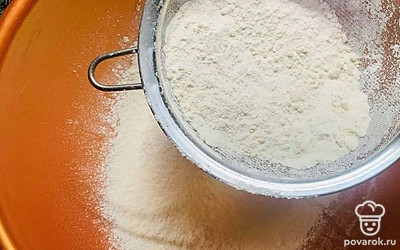 Просейте муку.