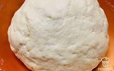 Добавьте в муку молоко, дрожжи, сахар, соль и растительное масло. Замешайте тесто.