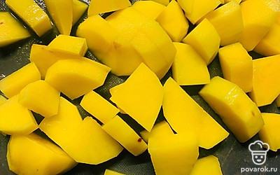 После замешивания поставьте тесто в теплое место на час, пока оно не поднимется. Мелко нарежьте и отварите картофель в подсоленой воде.