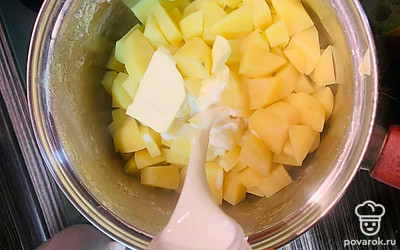 Слейте воду и добавьте сливочное масло и молоко.