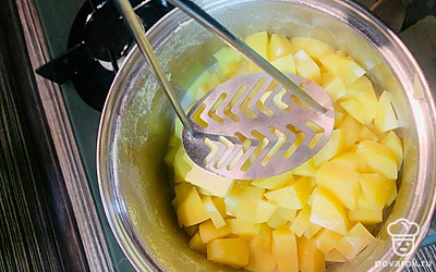 Приготовьте пюре.