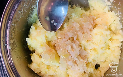 Обжарьте репчатый лук на растительном масле и добавьте в катофель.