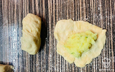 Возьмите тесто, разделите на небольшие кусочки и растяните их руками. В середину положите начинку и сформируйте пирожок, закрыв края.