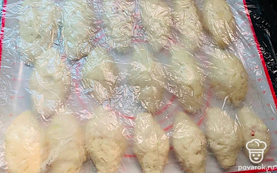 Выложите пирожки на противень, накройте пленкой и оставьте на 15 минут.