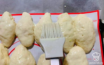 Смажьте яйцом и отправьте запекаться при 160 градусах на 20 минут.