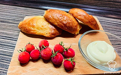 Подавайте теплыми со сметаной и помидорами черри. Приятного аппетита!