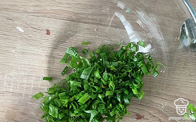 Лук нарезать мелко.