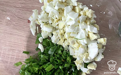 Два варенных яйца добавить к луку.