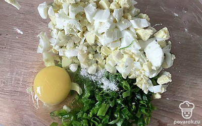 Добавит яйцо, соль.