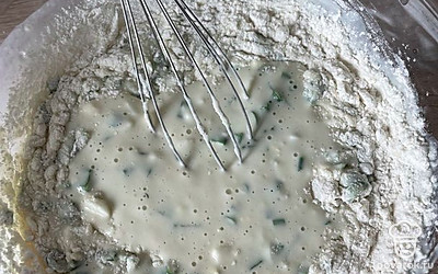 Добавит кефир, муку и хорошо перемешать.