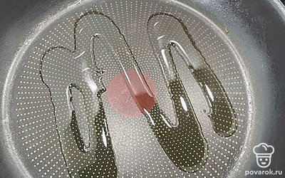 На хорошо разогретой сковородке с маслом обжарить.