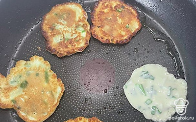 С двух сторон до золотистого цвета.