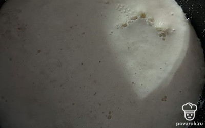 Ставим опару. В теплое молоко добавляем 2 столовые ложки муки, сахар и дрожжи. Накрываем сверху и оставляем на 15 минут.