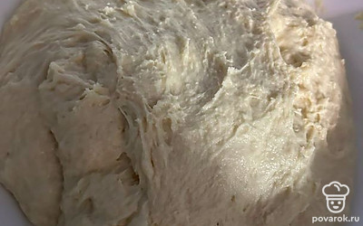 Через 15 минут вводим муку в опару и замешиваем мягкое тесто, липнущее к рукам. Убираем в теплое место на час. В это время мелко рубим куриное филе, солим и добавляем любимые специи по вкусу.