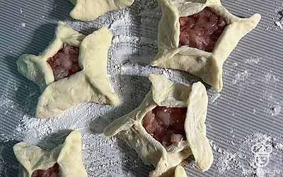 Раскатываем тесто в небольшой круг, кладем курицу и защипываем, как показано на фото.