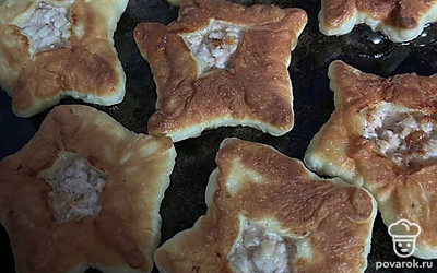 Обжариваем на растительном масле сначала стороной с курицей, затем обратной.